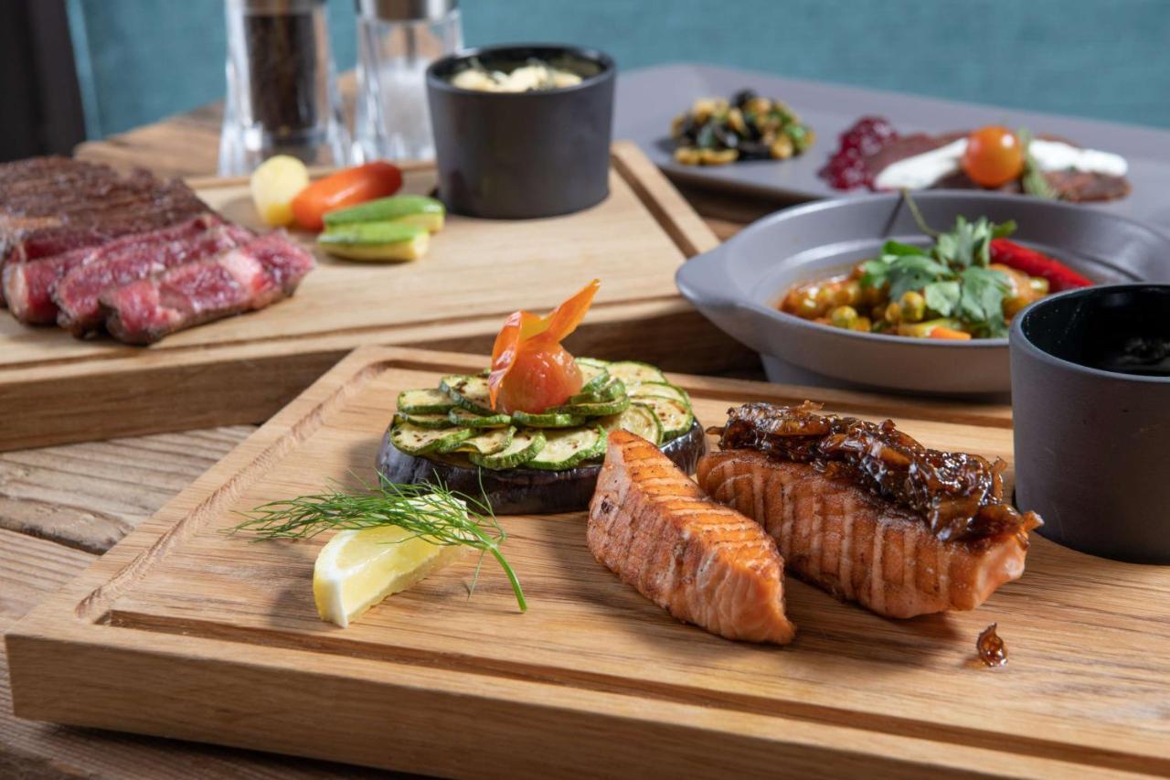 Radisson Blu Hotel, Jeddah Corniche Экстерьер фото Salmon steak