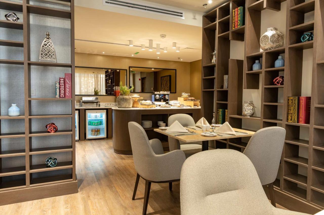 Radisson Blu Hotel, Jeddah Corniche Экстерьер фото The Library