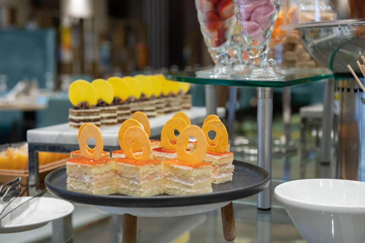 Radisson Blu Hotel, Jeddah Corniche Экстерьер фото A dessert buffet