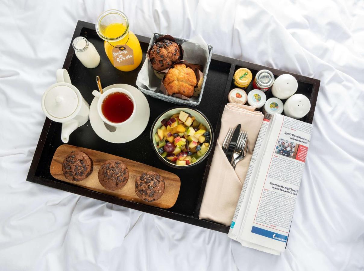Radisson Blu Hotel, Jeddah Corniche Экстерьер фото Room service tray