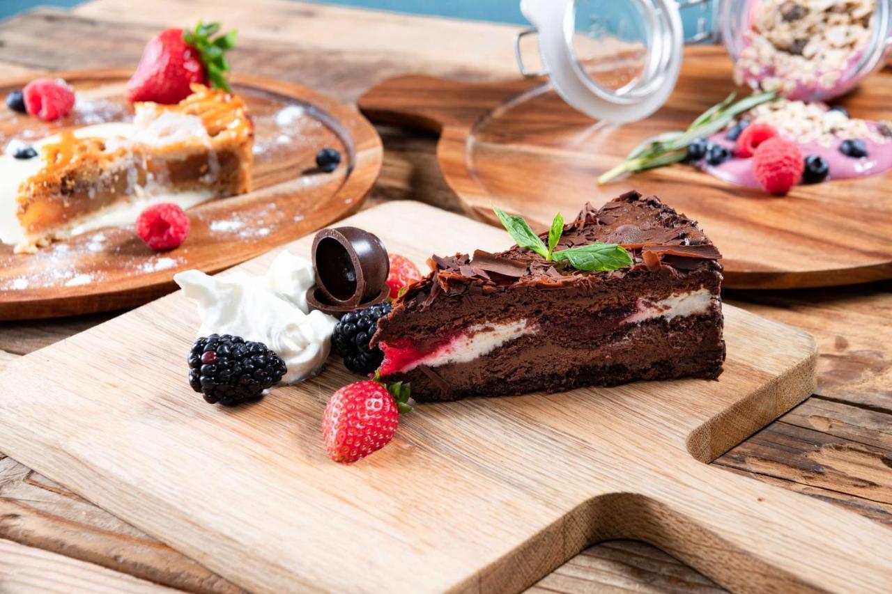 Radisson Blu Hotel, Jeddah Corniche Экстерьер фото A chocolate cake