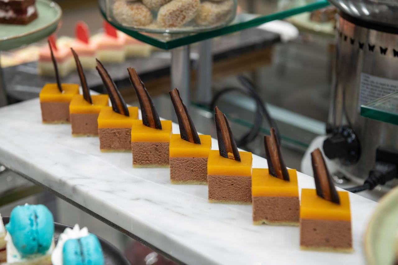 Radisson Blu Hotel, Jeddah Corniche Экстерьер фото A row of petit fours