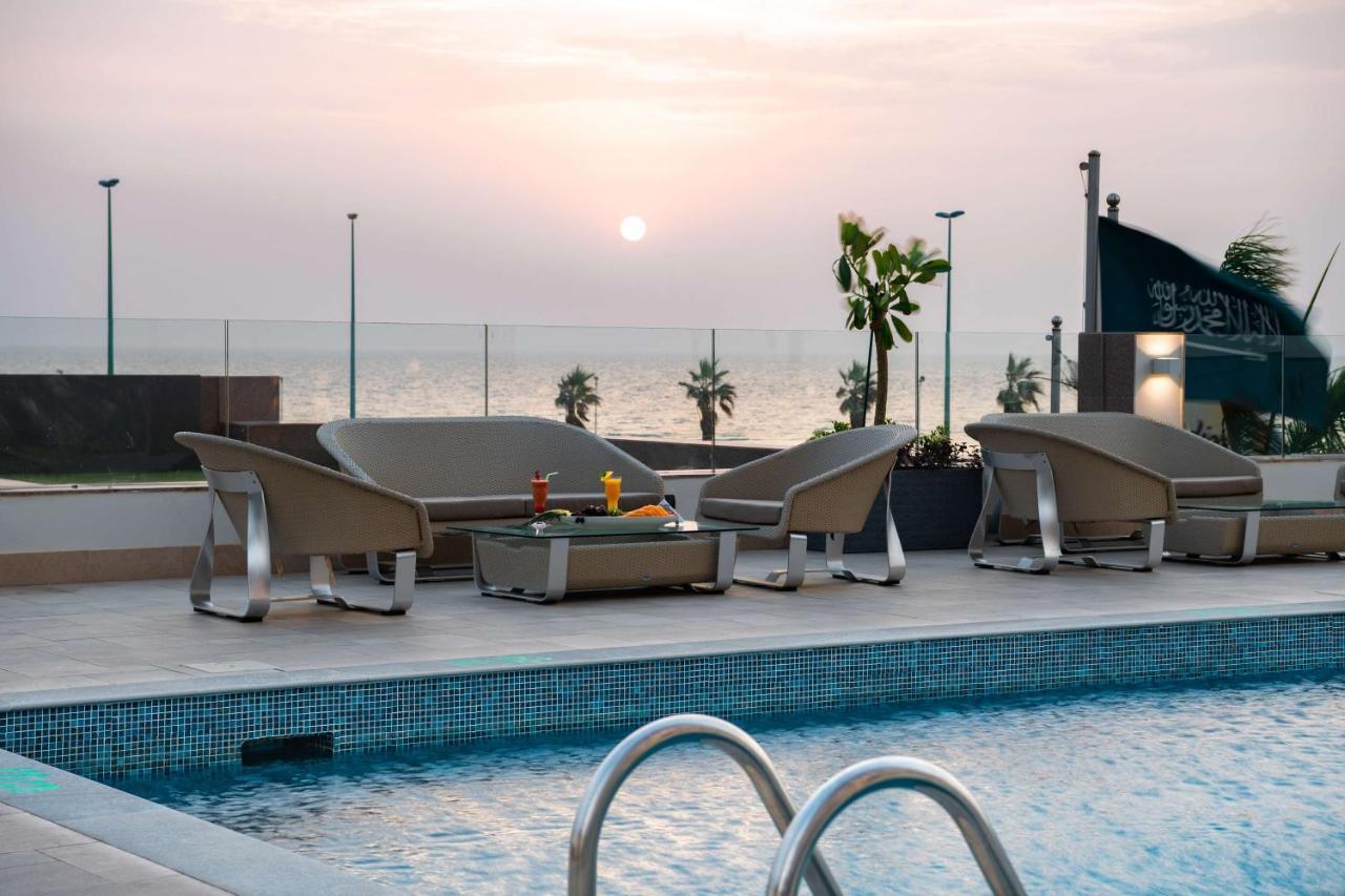 Radisson Blu Hotel, Jeddah Corniche Экстерьер фото The swimming pool at the hotel