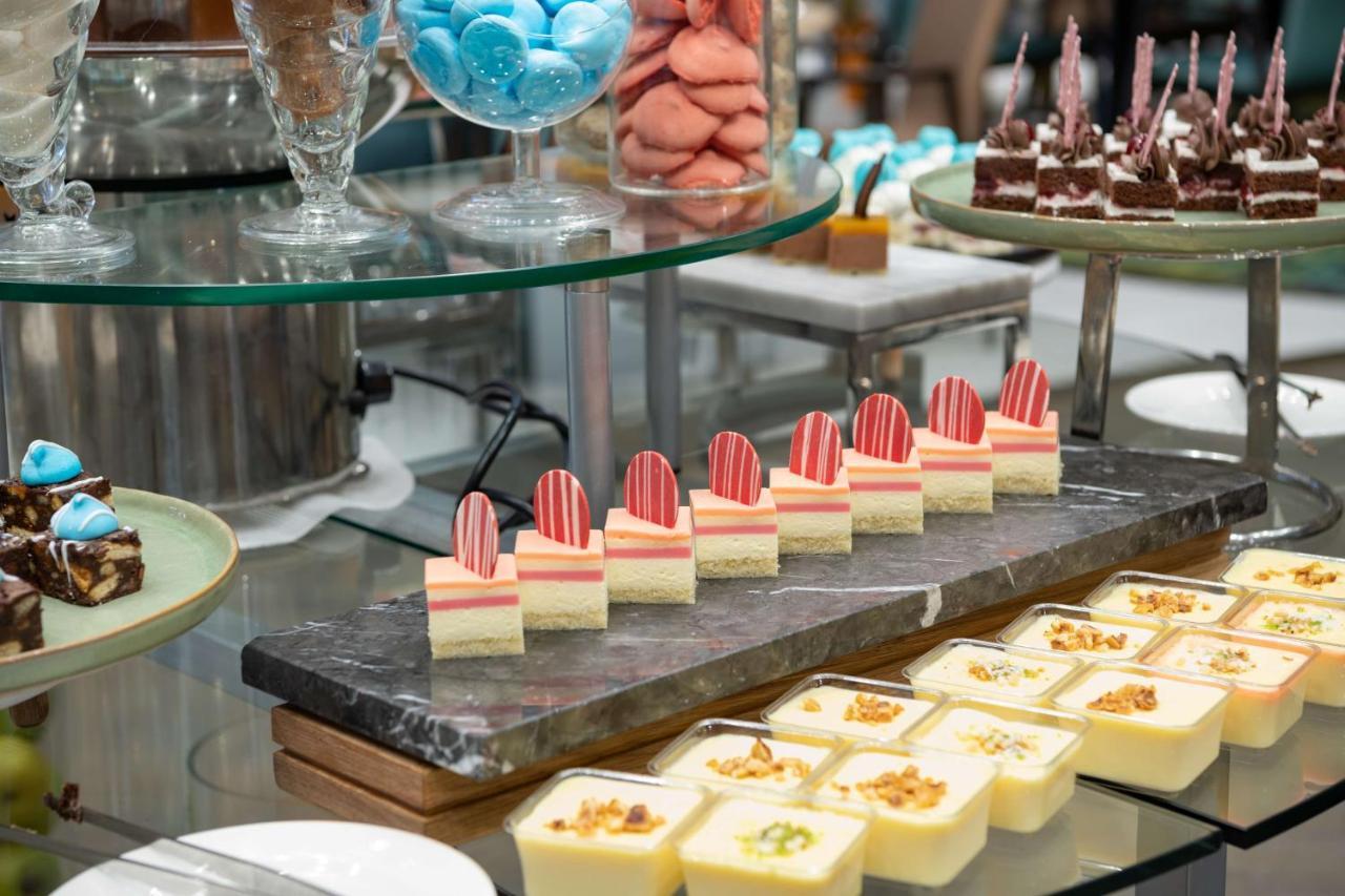 Radisson Blu Hotel, Jeddah Corniche Экстерьер фото A selection of petit fours