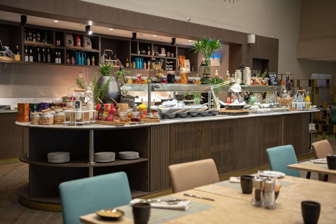 Radisson Blu Hotel, Jeddah Corniche Экстерьер фото The buffet at the lounge